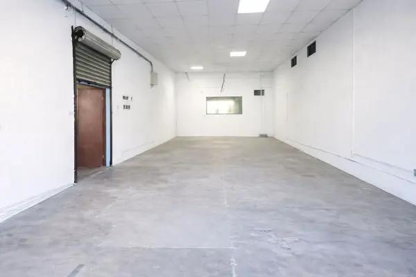 BODEGA EN RENTA CON OFICINA EQUIPADA EN EL CENTRO A UNAS CUADRAS DE CINTERMEX