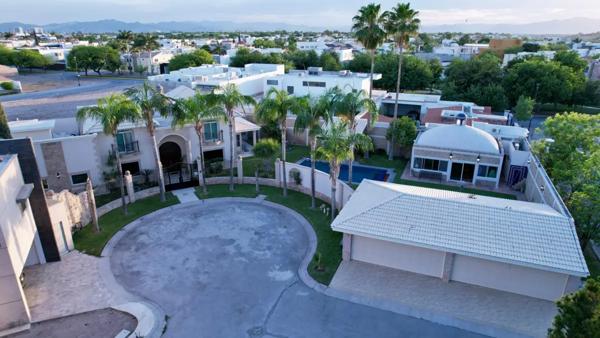 Espectacular Residencia de Lujo con Alberca y Acabados en Caoba | Frente a Área Verde
