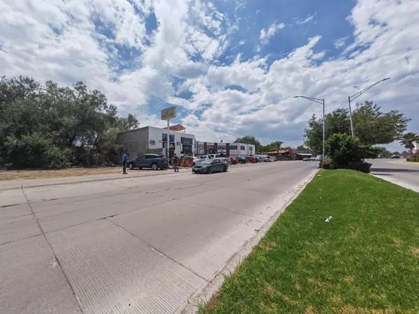 TERRENO COMERCIAL SOBRE AV. DEL VALLE / LORETTA RESIDENCIAL