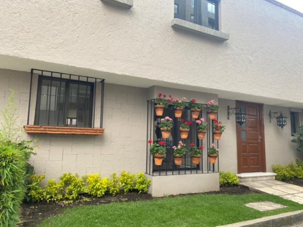 Excelente casa en calle cerrada en San Jerónimo, excelente ubicación en Periférico casi esquina con