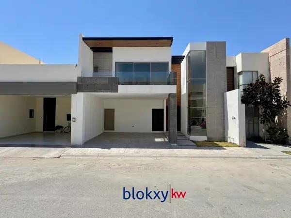 Residencia de lujo con 4 recámaras con baño completo en Los Viñedos, Torreón.