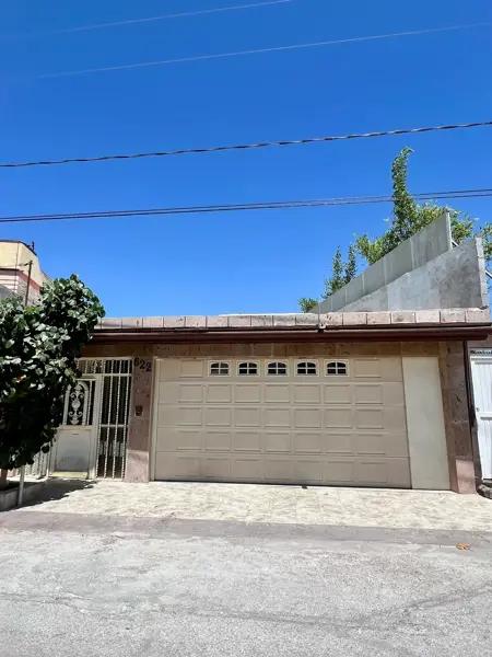 Casa en Venta en Ampliación la Rosita, Torreón - Ubicación Estratégica con Amplios Espacios