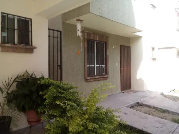 Casa en renta en Privada San Carlos, Seguridad, Cerca Morones Prieto, Israel Cavazos. Semiamueblada.