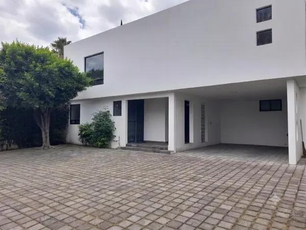 Casa en venta en Puebla en avenida 15 de Mayo  zona Club de Golf Las Fuentes  uso de suelo mixto