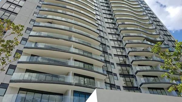 Estrena Departamento de Lujo en Torre Blue – Bosque Real 200?m² | 3 recámaras | Vista al green| Amen