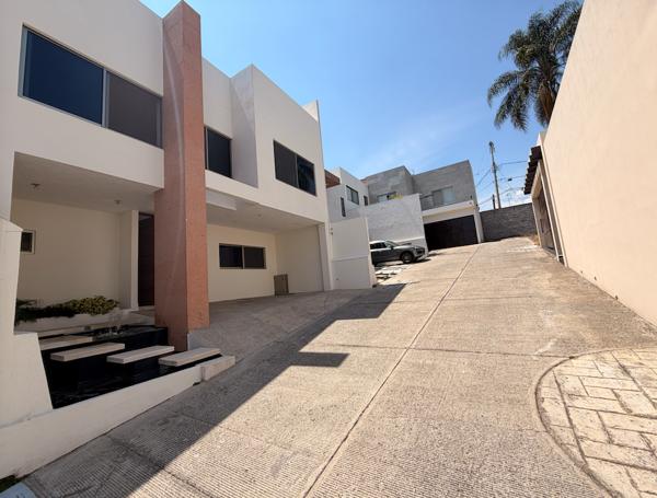 Casa Nueva en Venta en Ampliación Delicias, Cuernavaca - Fraccionamiento Privado con Alberca y Roof