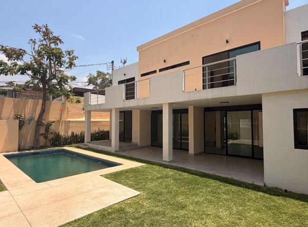 Casa Remodelada en Venta en Chapultepec, Cuernavaca - 4 Recámaras, Alberca Climatizada y Seguridad