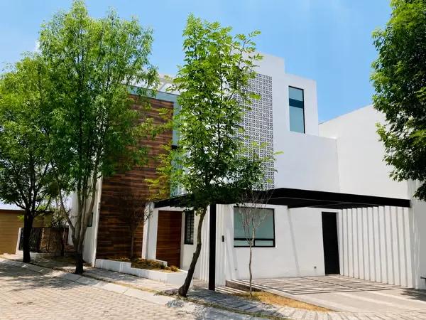 Casa en RENTA. Parque Querétaro. 4 recámaras, 1 en Planta Baja. Cluster con alberca.