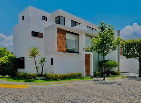 Casa en RENTA.  Esquina. 4 recámaras. Parque Zacatecas. Cascatta. Lomas de Angelópolis.