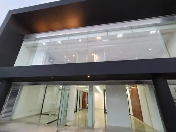 Local Comercial Premium en Renta sobre Ave. Alto impacto Vehicular y Peatonal