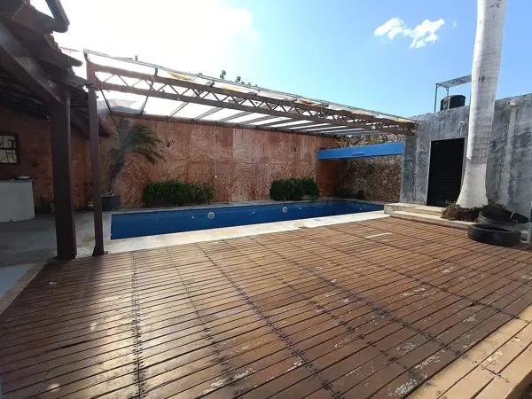 Residencia de un solo piso con alberca, family room y gran potencial