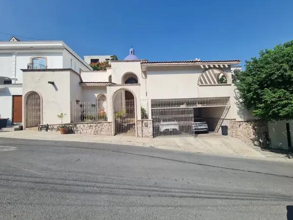 CASA EN VENTA EN CUMBRES SEGUNDO SECTOR