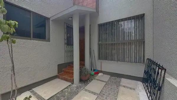 Hermosa casa sobre calle principal