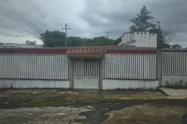 CASA DE ENTREGA INMEDIATA EN CIRCUITO LAGUNA ENCANTADA, COL. LAGUNA DE MIRADORES, VERACRUZ