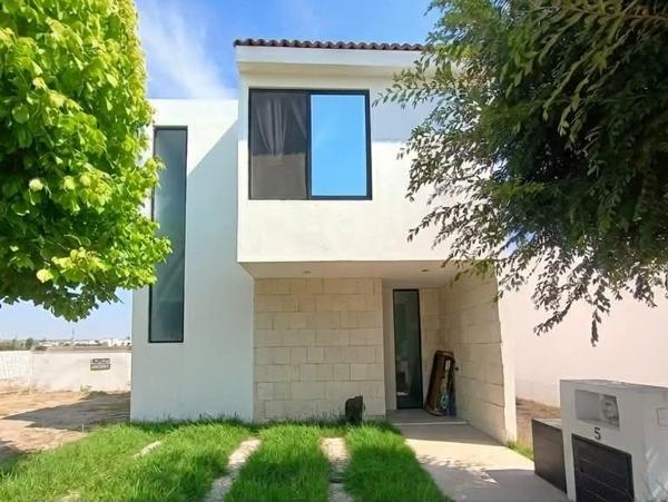 Casa en Condominio en Venta en Ciudad Maderas, Querétaro - Moderna y Espaciosa