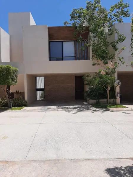Townhouse en Renta zona Cholul