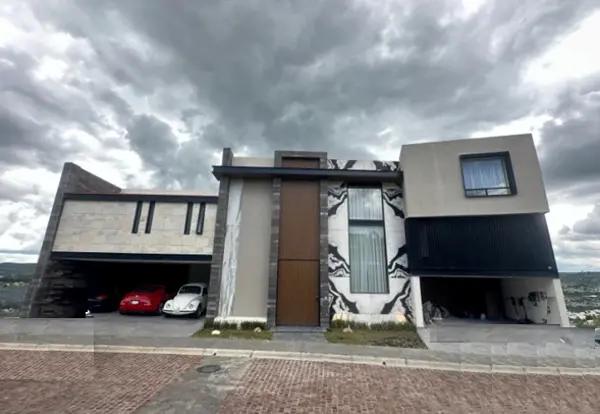 CASA EN VENTA 5 RECAMARAS, 5 Baños completos, 2 medios baños, Roof Garden, cochera techada para 4 au CASA EN VENTA 5 RECAMARAS, 5 Baños completos, 2 medios baños, Roof Garden, cochera techada para 4 au
