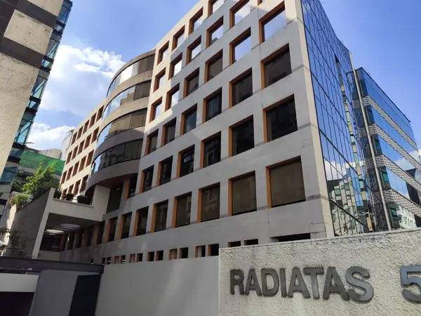 Oficina en Venta en Bosques de las Lomas, Ciudad de México - Amplio Espacio con Estacionamiento