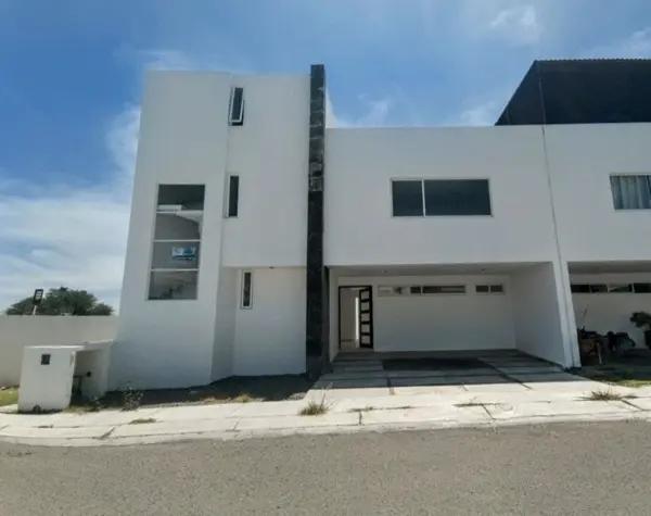 Casa en Condominio en Zibatá, El Marqués: Excelente Ubicación con Piscina y Cocina Integral