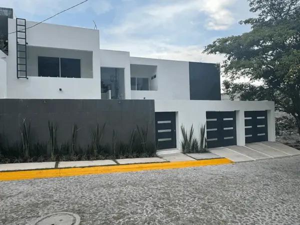 CASA NUEVA EN FRACC.  CERRADO CON VIGILANCIA 24 HRS. 5 RECS CON BAÑO.  GRAN TERRAZA, ALBERCA, JARDIN