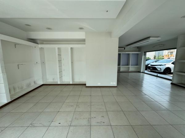 LOCAL COMERCIAL EN RENTA EN PLAZA COMERCIAL, SAN PEDRO GARZA GARCÍA, 78 M², PLANTA BAJA EN ESQUINA