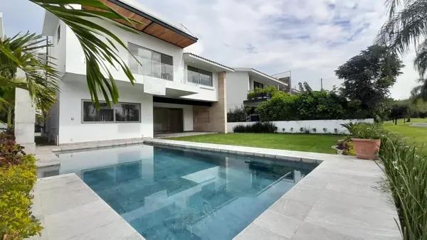 Casa nueva en venta en Paraíso Country Club, Morelos | Alberca con jacuzzi | Vista al campo de Golf.