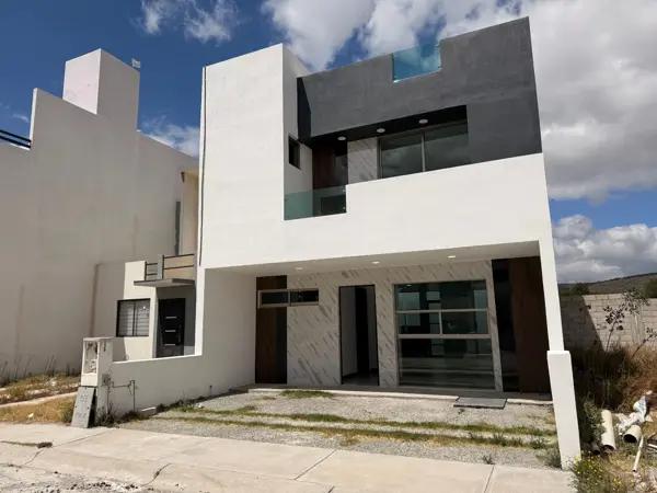 Casa nueva en Venta. Equipada.
3 niveles, 3 amplias recamaras.