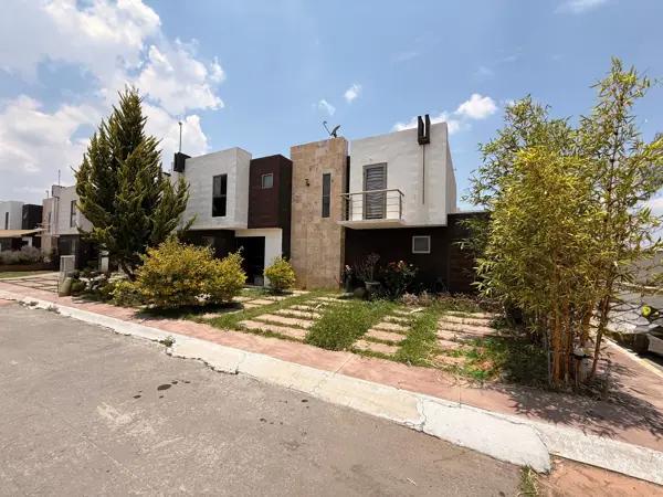 Casa en esquina. En venta. En privada. 3 recámaras. Estudio en planta baja.