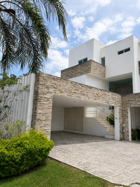 CASA EN VENTA EN PRIVADA LA MURALLA VALLE ORIENTE