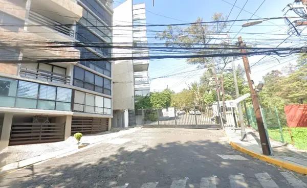 Remate en Lomas de Chapultepec: Amplia Casa con Jardín, Terraza y Accesibilidad