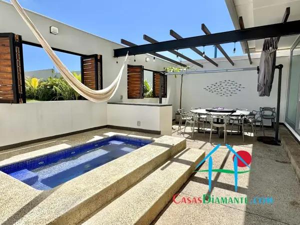 Departamento de playa con terraza, jacuzzi privado y salida directa al mar