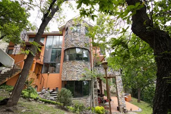 Espectacular residencia rústica contemporánea, en el bosque de Chipinque, totalmente amueblada.