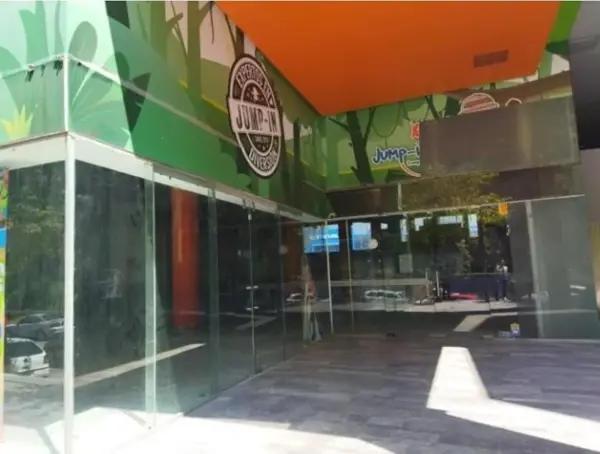 Local muy amplio con excelente altura, muy versátil, cerca de avenidas principales