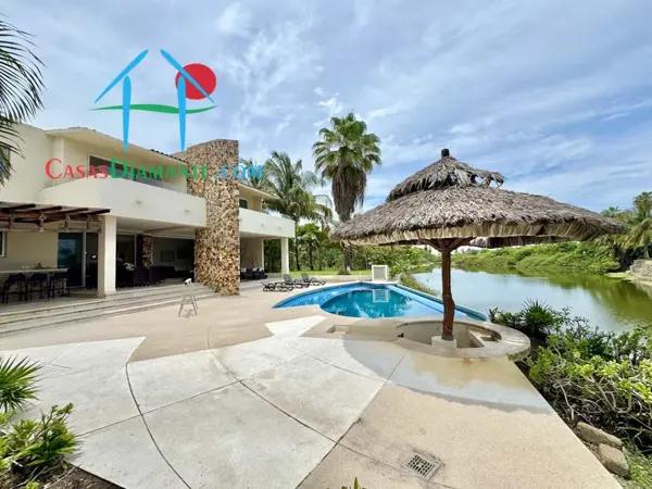 Terraza con asoleadero, alberca privada, pool bar y vista al campo de golf