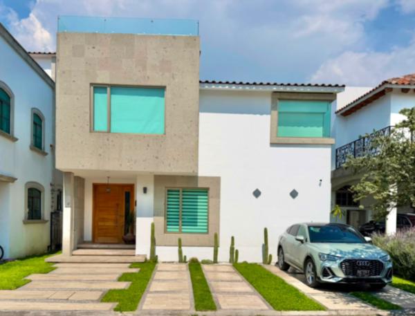 Casa en Venta en Condado del Valle, Metepec: Amplia Residencia en Comunidad Cerrada