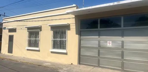 Casa en Cristóbal Colón, Veracruz: Venta de Propiedad Habitacional con Jardín y Espacio para Auto