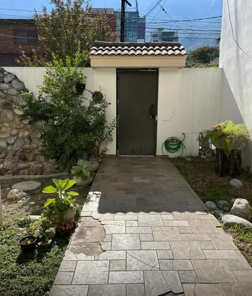 Casa en venta en Lomas del Valle, San Pedro Garza García, en calle privada y con excelente ubicación