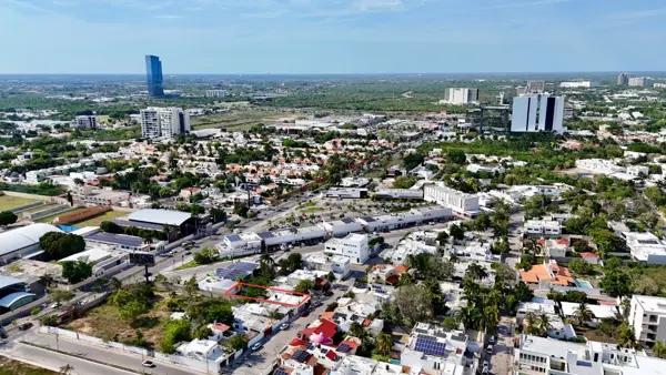 Se vende terreno con construcción moderna en fraccionamiento  montebello