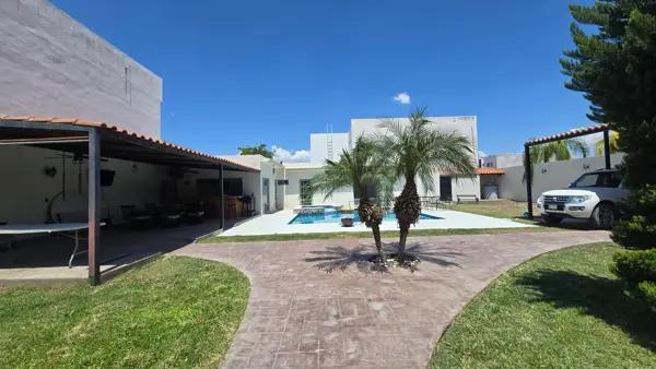 Casa con jardín, alberca, jacuzzi, salon de juegos ideal para familias grandes