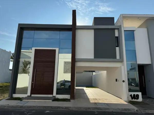 Casa en Lomas del Sol con alberca y vestidor amplio en Veracruz