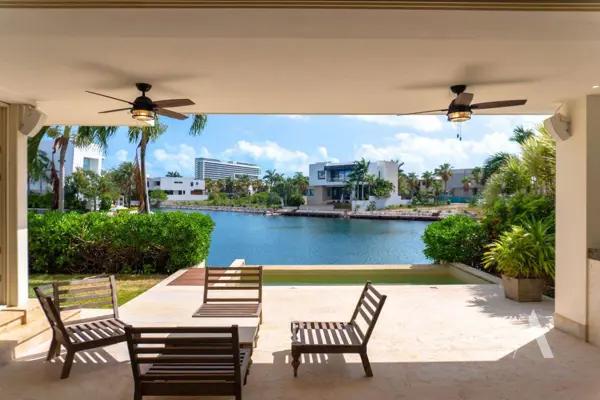 Casa en Venta en Puerto Cancún: Espacios Amplios y Vista al Mar