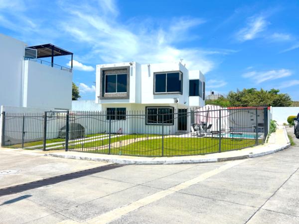 Casa en Venta en Tequesquitengo, Morelos: Espaciosa Residencia con Jardín y Piscina