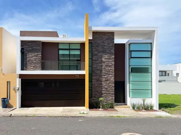 CASA EN VENTA CON PANELES SOLARES EN LOMAS DEL SOL, RIVIERA VERACRUZANA