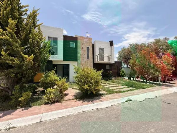 Casa en esquina. En venta. En privada. 3 recámaras. Estudio en planta baja.