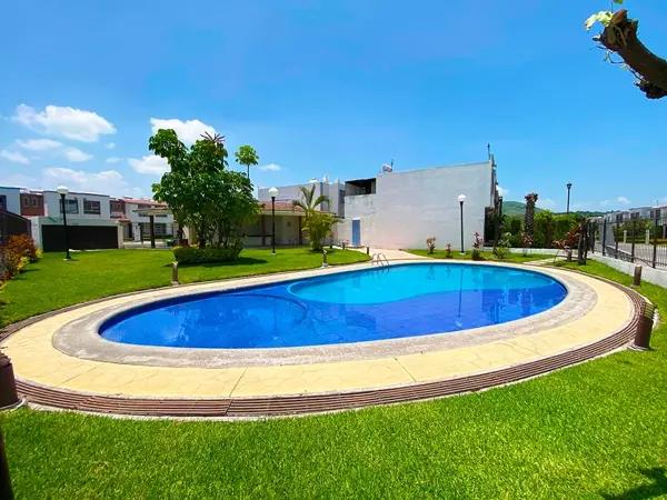 Casa en venta con alberca en Monte Everest Real Santa Fe de Xochitepec , Morelos.