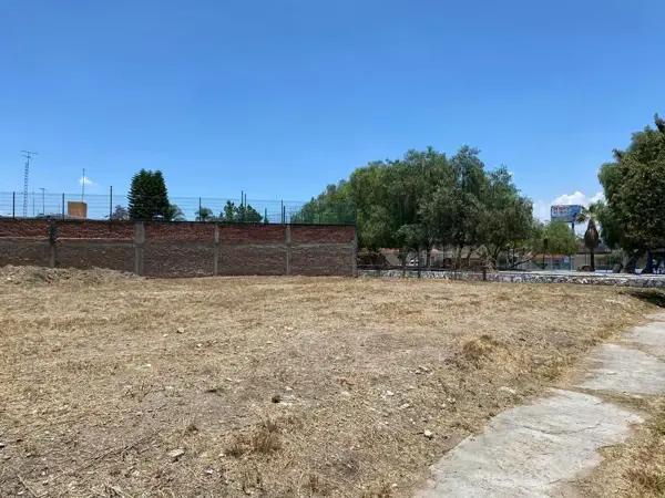 Terreno en esquina con vista a Constituyentes en Las Arboledas, Celaya