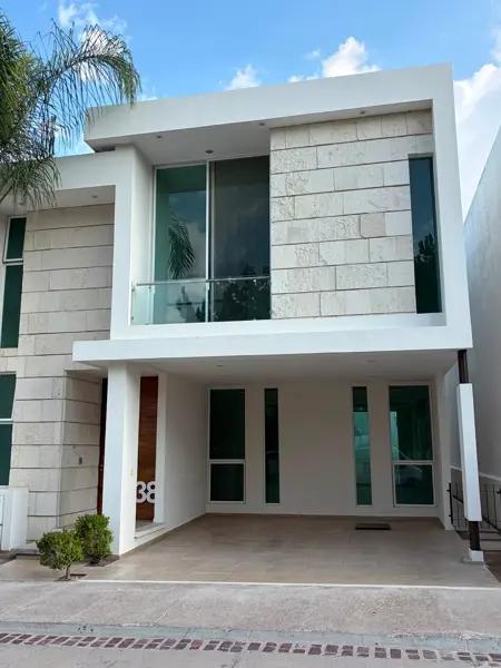 CASA EN RENTA EN RESIDENCIAL LOS FRESNOS AL NORPONIENTE DE AGS