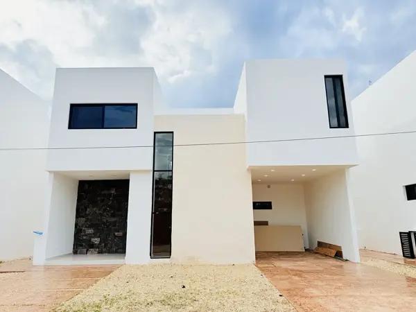 | Residencia con alberca y doble altura en Altozano |