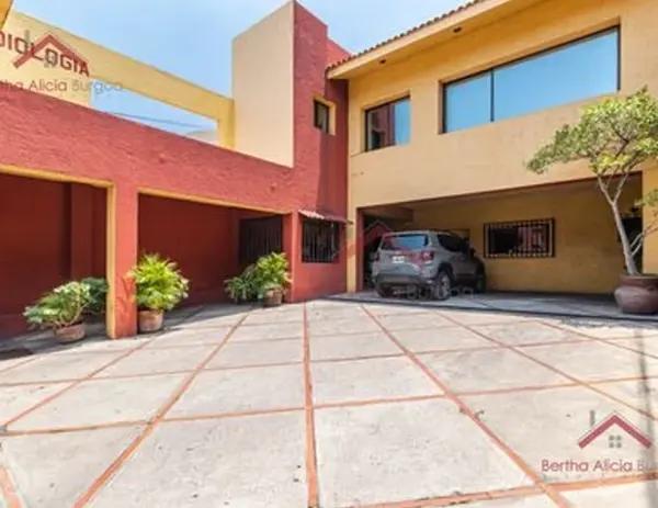Propiedad comercial con buena ubicación.