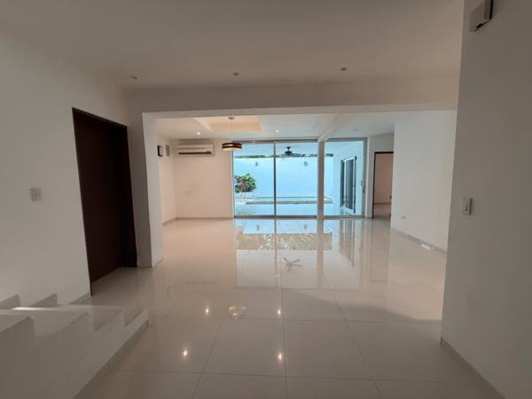 Casa en renta en Playa del Carmen con alberca y 4 recámaras en Residencial Bambú